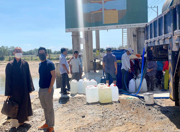 Cùng với sự giúp đỡ, quyên góp của các mạnh thường quân, gia đình Lý Hải tiến hành lắp 5 máy lọc nước trong khoảng 350 triệu đồng.