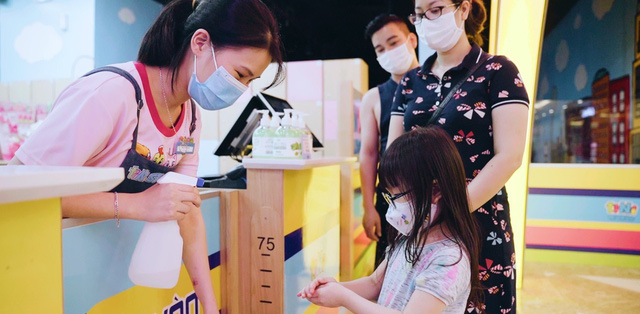 Cần bố trí đầy đủ dung dịch rửa tay khô tại sảnh đón tiếp, lối vào, sảnh chờ. Ảnh minh hoạ