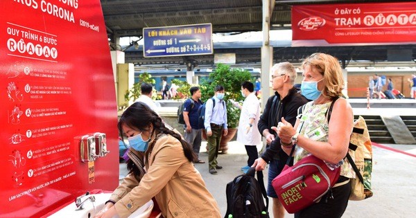 Các trạm rửa tay dã chiến được lắp đặt miễn phí phục vụ người dân tại bến xe, nhà ga và khu vực công cộng khác.