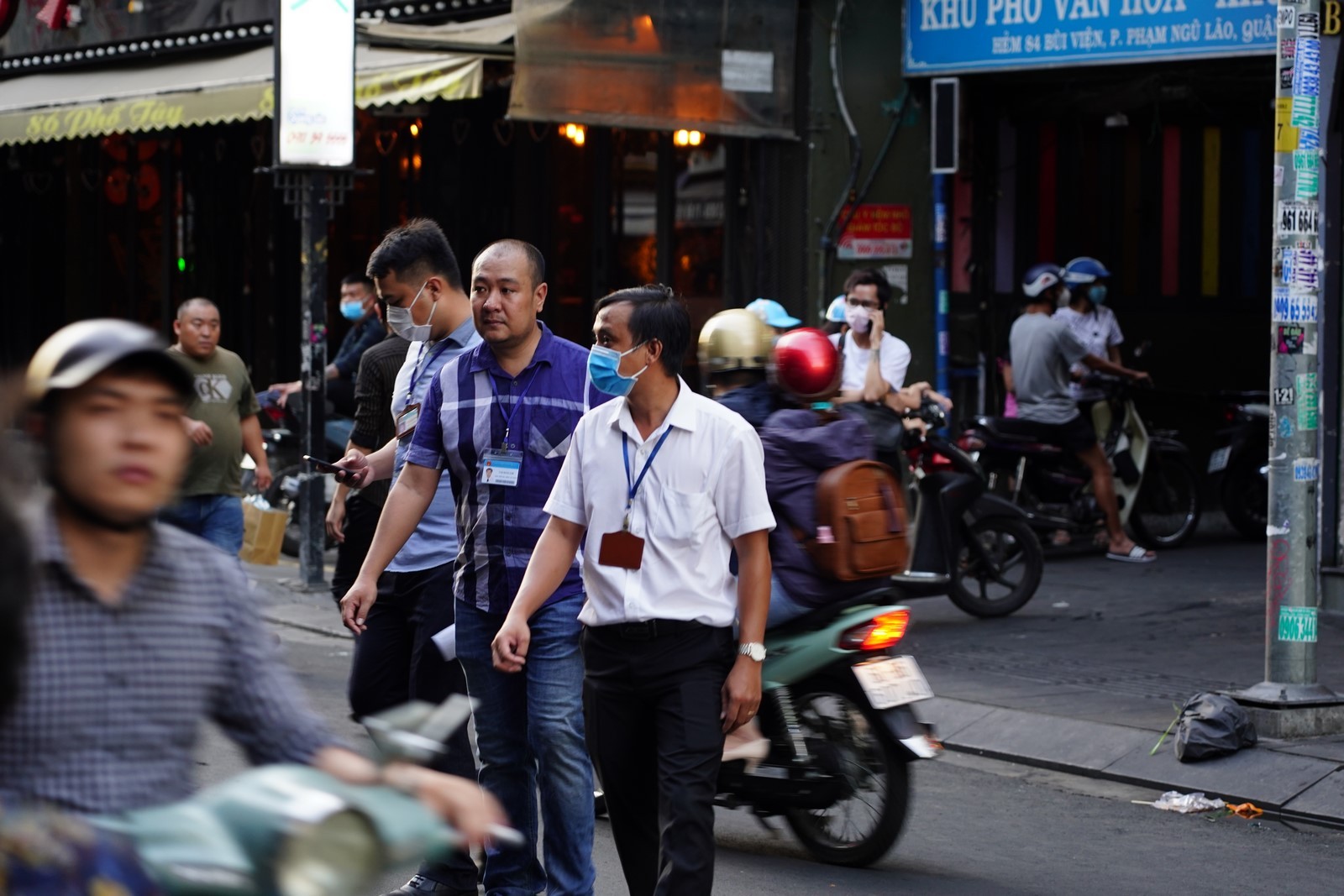 Cán bộ UBND quận 1 kiểm tra việc đóng cửa các quán bar, vũ trường từ chiều 14/3.