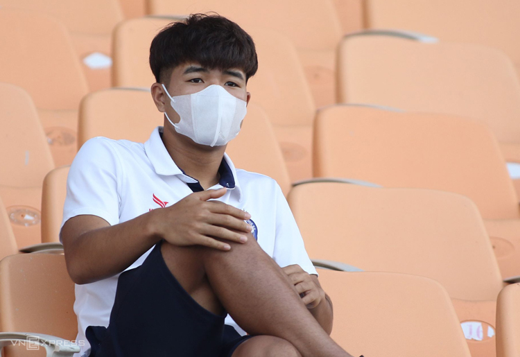 Đức Chinh ngồi trên khán đài sân Hoà Xuân theo dõi Đà Nẵng thua Sài Gòn 1-4 ngày 15/3. Ảnh: Phi Hải.