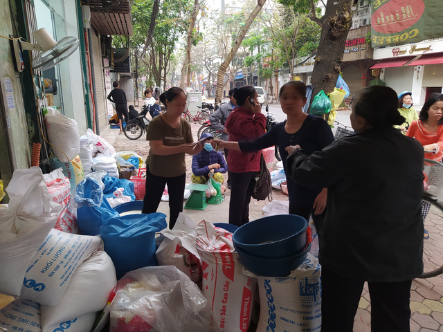 Bộ Công thương khẳng định đủ nguồn hàng cung ứng cho thị trường, do vậy người dân không nên hoang mang, lo lắng về việc thiếu lương thực, thực phẩm.