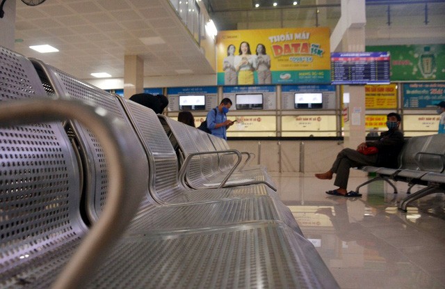 Khu vực ghế chờ vắng vẻ