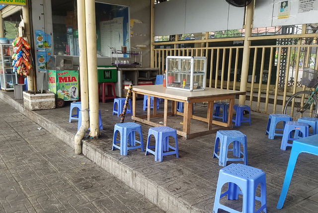 Những tiệm ăn nhanh, quán giải khát bình thường đông đúc nhưng thời điểm này vắng vẻ.
