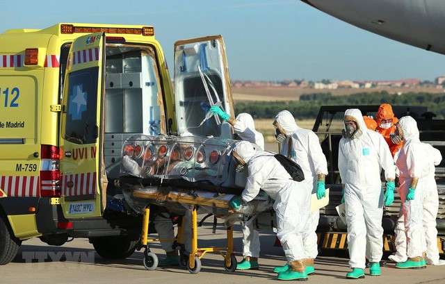 Chuyển bệnh nhân nhiễm COVID-19 tới bệnh viện Carlos III ở Tây Ban Nha. (Ảnh: AFP/TTXVN)