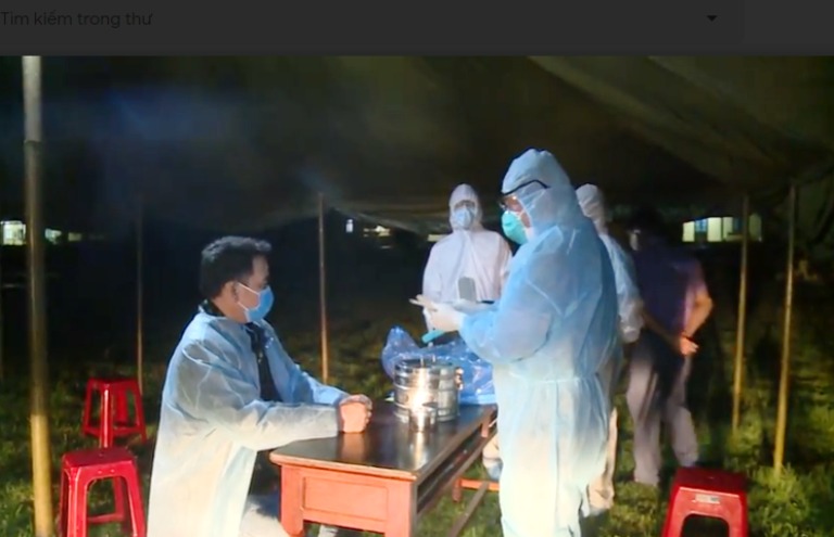 Lực lượng chức năng tỉnh Quảng Bình tiến hành khám sức khỏe cho người cách ly.