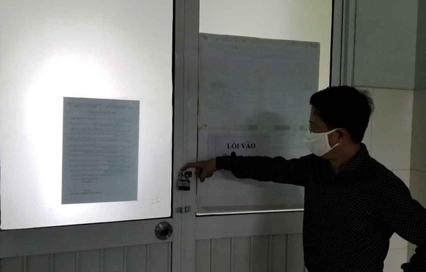 Khóa cửa của phòng cách ly gia đình anh S. bị phá từ phía bên trong.