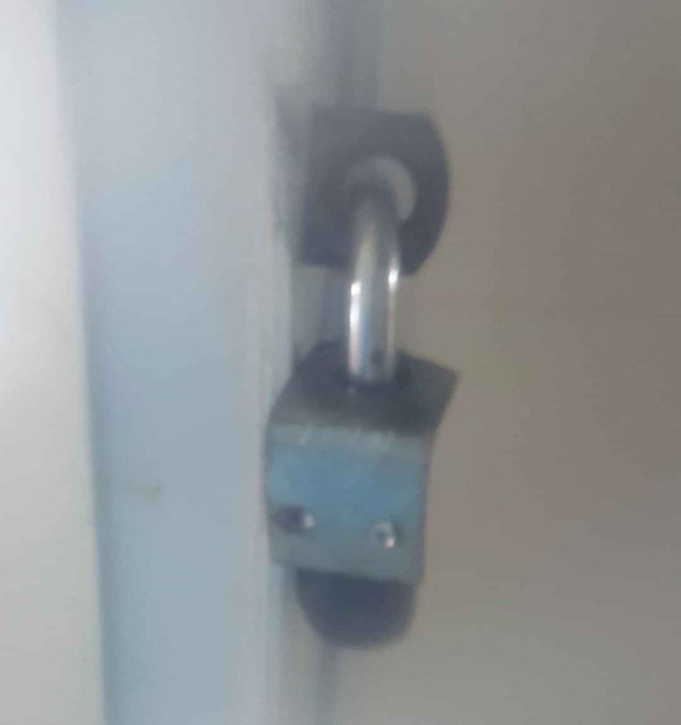 Bộ phận gắn vào cửa để móc ổ khóa vào bị bật ra nên cửa bị bung ra.