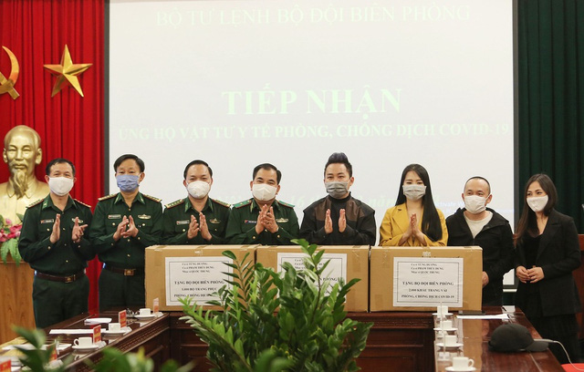 Ca sĩ Tùng Dương, Phạm Thùy Dung đã trao vật phẩm chống COVID-19 cho Bộ Tư lệnh Bộ đội Biên phòng