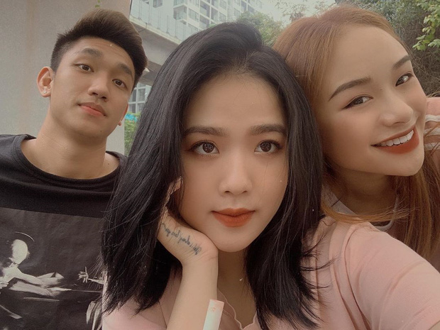 Cô nàng còn nhanh chóng thân thiết với cầu thủ Trọng Đại - người có vẻ không liên quan gì lắm đến bùng binh