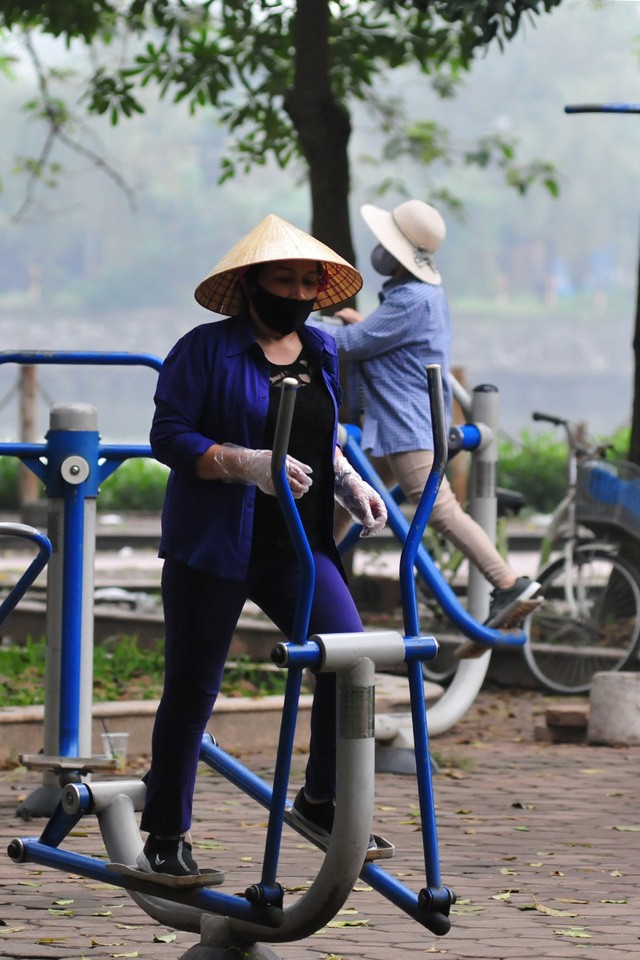 Đeo cả khẩu trang lẫn găng tay.