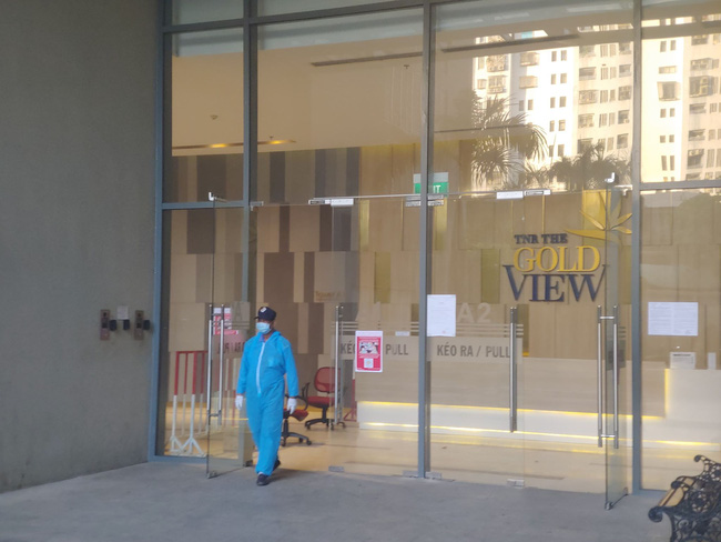 Bảo vệ mặt đồ bảo hộ cạnh khu vực rào chắn.