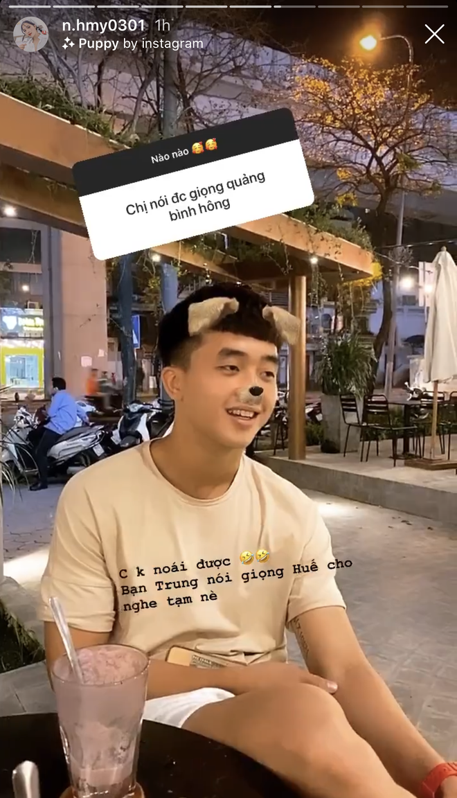 Ngoài Trọng Đại, Huyền My còn tỏ vẻ khá thân thiết với cầu thủ Danh Trung, cũng của CLB Viettel.