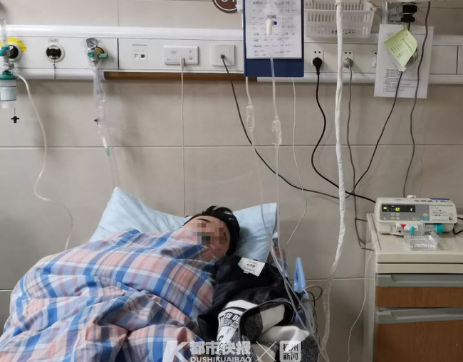 Sau khi bác sĩ trực ban Hạ Hiểu Húc tiếp nhận, bệnh nhân ngay lập tức được thở oxy, theo dõi ECG và đưa đến phòng cấp cứu.