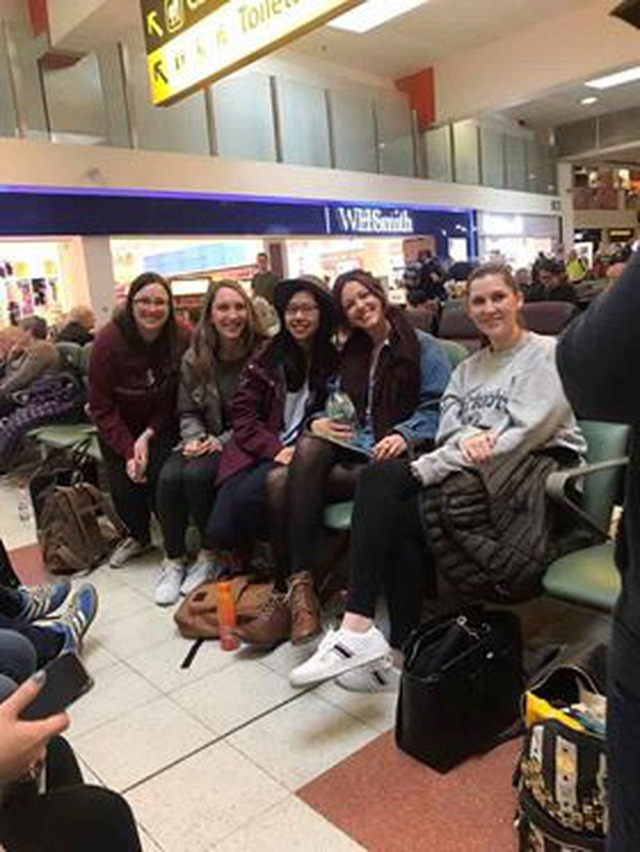 Chuyến bay của Hà Linh rất ít người.