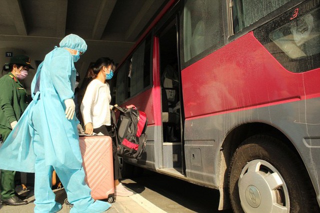 Nhân viên sân bay Cần Thơ giúp vận chuyển hành lý cho khách lên xe đi cách ly tập trung. Ảnh: Nhẫn Nam