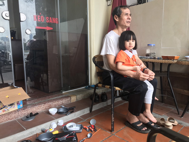 Vừa trông cháu, ông vừa tháo sửa các dụng cụ bếp nấu ăn gặp trục trặc tại nhà.