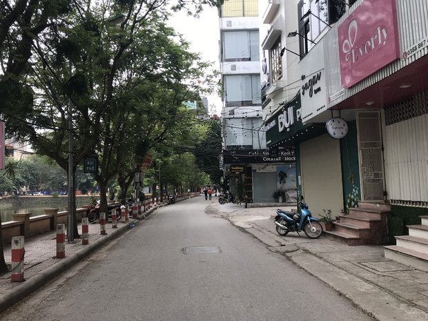 Các tuyến phố trên địa bàn TP Hà Nội cũng trở nên vắng lặng trong những ngày dịch bệnh.