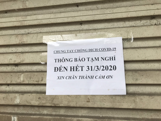 Một số cửa hàng treo biển báo nghỉ ngoài cửa để khách hàng tiện theo dõi.