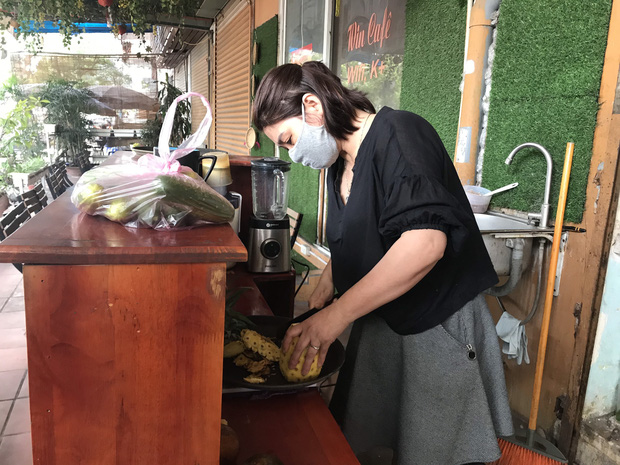 Hiện tại chị Hương chuyển qua bán nước hoa quả cho người dân mua về nhà sử dụng để tránh việc tụ tập đông người và đem lại thu nhập để vượt qua khó khăn dịch bệnh.