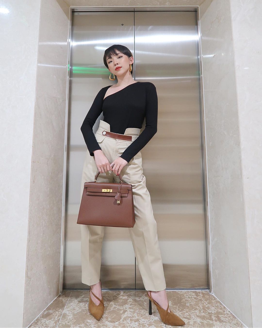 Tóc Tiên còn tận dụng hành lang và thang máy chung cư để cho ra bức ảnh cực kỳ thời thượng sang chảnh mà chẳng cần tới những pha tạo dáng quái chiêu.