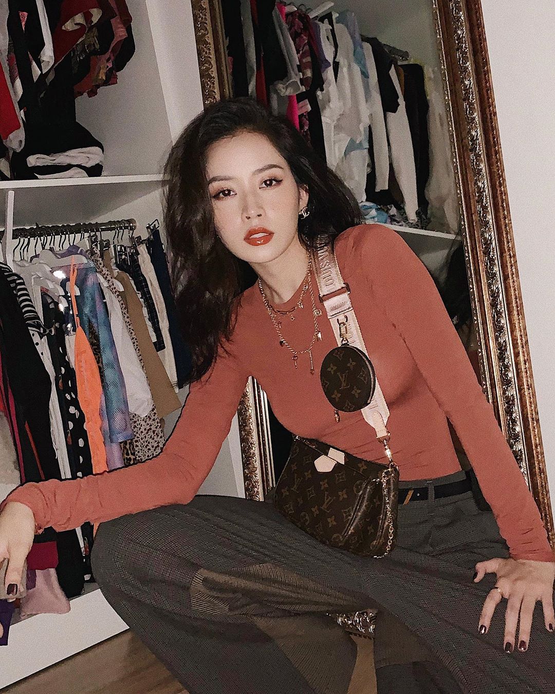 Tủ đồ ngập tràn đồ hiệu cũng là một trong những góc sống ảo đẹp bất hủ của sao Việt. Chi Pu vừa khoe khéo tủ đồ vừa lên đồ sang chảnh mix&match túi hiệu xa xỉ và cho ra một bức ảnh không góc chết dù chỉ chụp ở nhà.