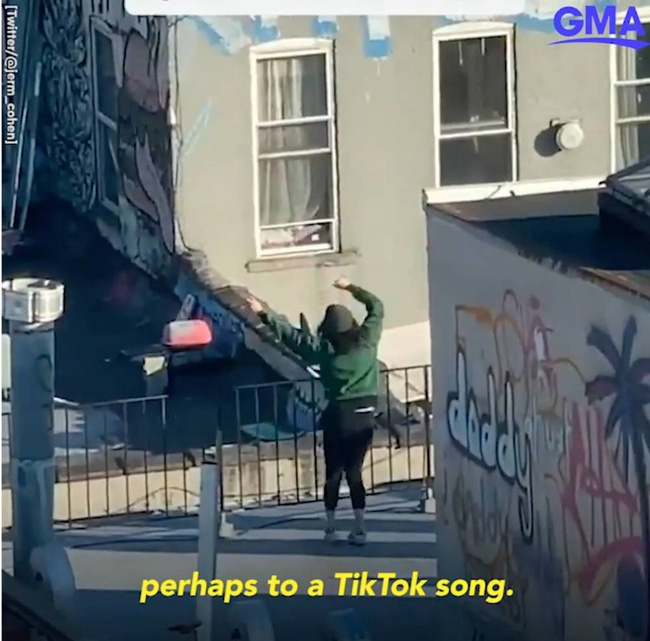 Cô gái đang nhảy nhót.