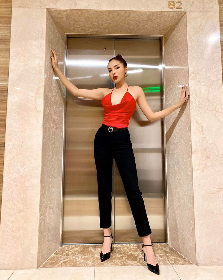Kỳ Duyên với bức hình sang chảnh, gợi cảm ở cửa thang máy chứng minh thanh máy chung cư không hề đơn điệu một chút nào.