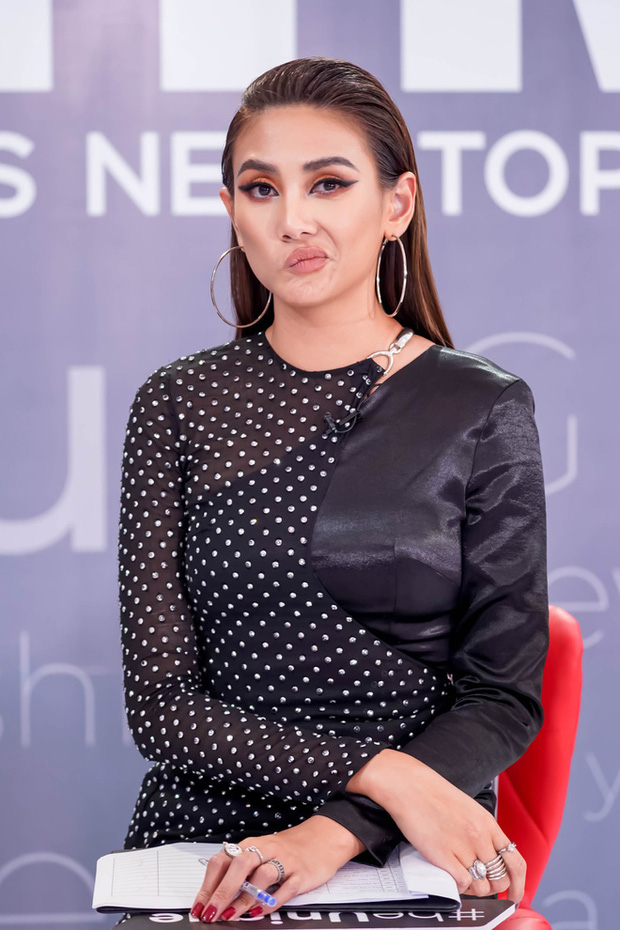 Đây là Võ Hoàng Yến của mọi khi, nét mặt sắc lẹm lộ vẻ kiêu kì.