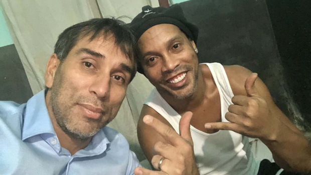 Nelson Cuevas đã đến thăm Ronaldinho khi danh thủ người Brazil ở trong tù.