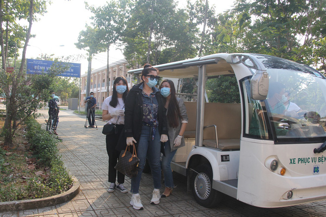 Các nữ bệnh nhân được xuất viện trong chiều 29/3.