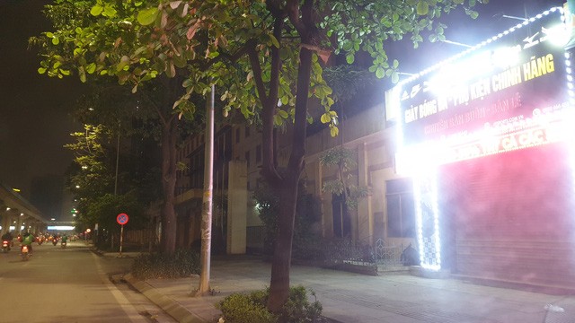 Tất cả hàng quán trên đường Nguyễn Trãi đã đồng loạt đóng cửa.