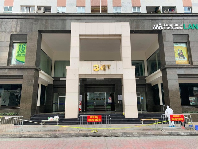 Lực lượng chức năng cách ly Tòa nhà 34T Hoàng Đạo Thúy trong sáng 29/3. Ảnh: N.T