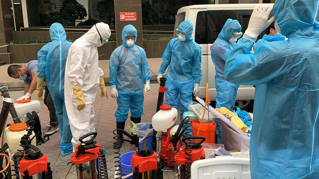 Cơ quan chức năng khử trùng tiêu độc tại tòa nhà 34T Hoàng Đạo Thúy.