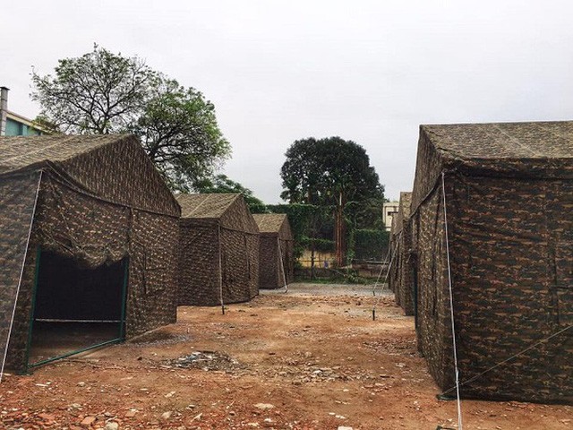 Một bệnh viện dã chiến được quân đội hỗ trợ lập lên ngay trong khuôn viên bệnh viện Bạch Mai