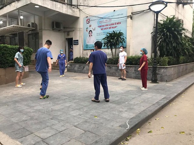 Cuối ngày, tranh thủ lúc nghỉ ngơi, các y bác sĩ cùng nhau tập luyện thể dục thể thao