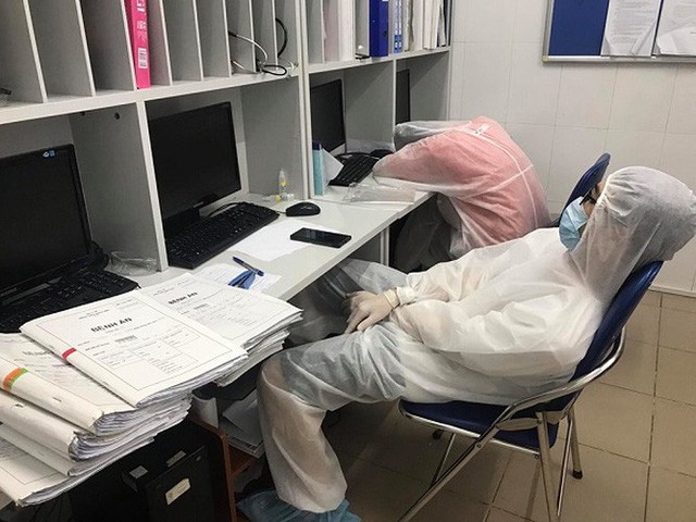 Phút nghỉ ngơi, ngủ gục bên chồng bệnh án