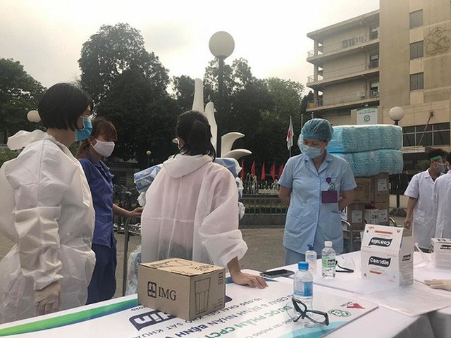 Cán bộ nhân viên y tế phải kiêm luôn nhiệm vụ khuân vác, phân phối hàng hóa