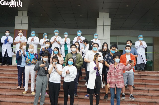 Lúc 10h30, đông đảo các y bác sĩ tại Bệnh viện đã làm lễ công bố khỏi bệnh đối với 27 bệnh nhân.