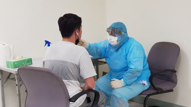Nhà nước hỗ trợ 300.000 đồng/ngày cho người trực tiếp khám, chẩn đoán, điều trị bệnh nhân COVID-19. Ảnh minh hoạ