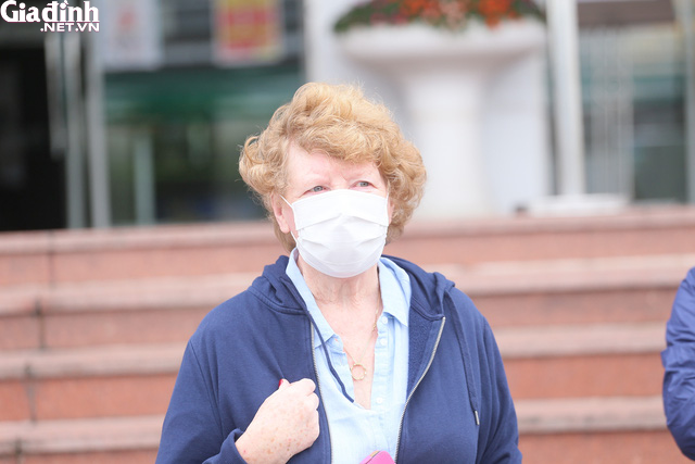 Một nữ bệnh nhân ngoại quốc đã được điều trị khỏi rưng rưng cảm ơn các bác sĩ Việt Nam.