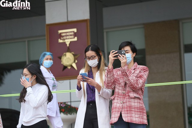 Nhiều bệnh nhân được chữa khỏi COVID-19 tranh thủ ghi lại khoảnh khắc ngày ra viện.