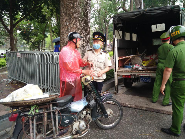 Sáng ngày 30/3, cơ quan chức năng quận Hoàn Kiếm đã tuần tra và phát hiện 4 trường hợp không đeo khẩu trang theo đúng quy định.