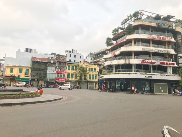 Theo chỉ thị của Thủ tướng Chính phủ, từ ngày ngày 28/3 đến hết ngày 15/4/2020 phải dừng các hoạt động hội họp, các sự kiện tập trung trên 20 người trong 1 phòng; không tụ tập từ 10 người trở lên ngoài phạm vi công sở, trường học, bệnh viện; yêu cầu thực hiện khoảng cách tối thiểu 2m giữa người với người tại các địa điểm công cộng. Ảnh: Khánh Chi