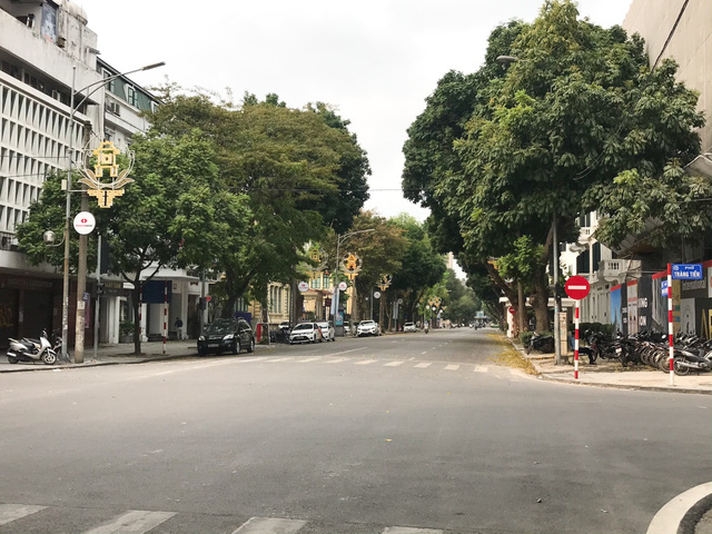 Hình ảnh vắng vẻ tại ngã tư phố Tràng Tiền.