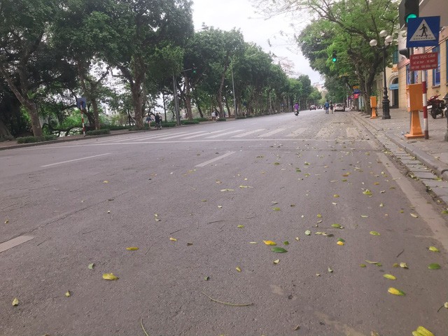 Khu vực quanh hồ Hoàn Kiếm cũng lác đác người qua lại.