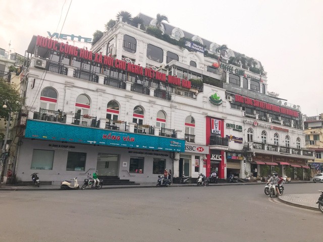 Các cửa hàng dịch vụ ăn uống như KFC, cà phê đều đóng cửa để phòng chống dịch COVID-19.