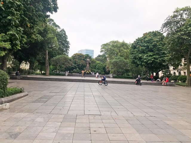 Tượng đài Lý Thái Tổ không còn nhộn nhịp như mọi ngày.