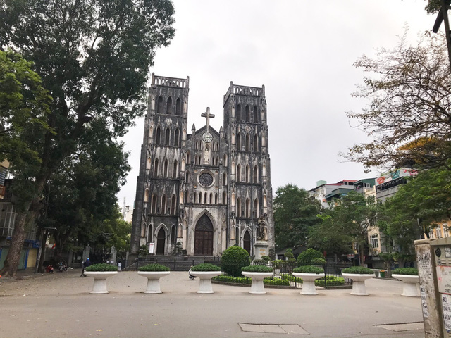 Tại khu vực Nhà thờ lớn Hà Nội, không còn cảnh khách du lịch đông nghịt, thay vào đó là khung cảnh vắng lặng.