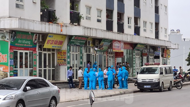 Rạng sáng 30/3, lực lượng y tế và công an huyện Thanh Oai (Hà Nội) đã tiến hành cách ly tạm thời tòa chung cư HH01B (xã Cự Khê, Thanh Oai) do tại đây xuất hiện bệnh nhân mắc COVID – 19